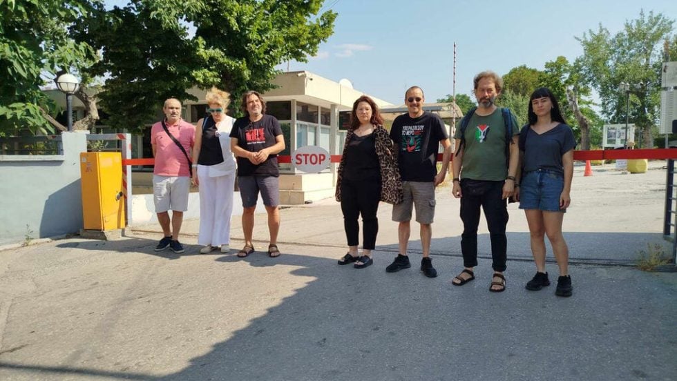 Στην είσοδο του Ψυχιατρείου Θεσσαλονίκης εκπρόσωποι σωματείων στην ψυχική υγεία